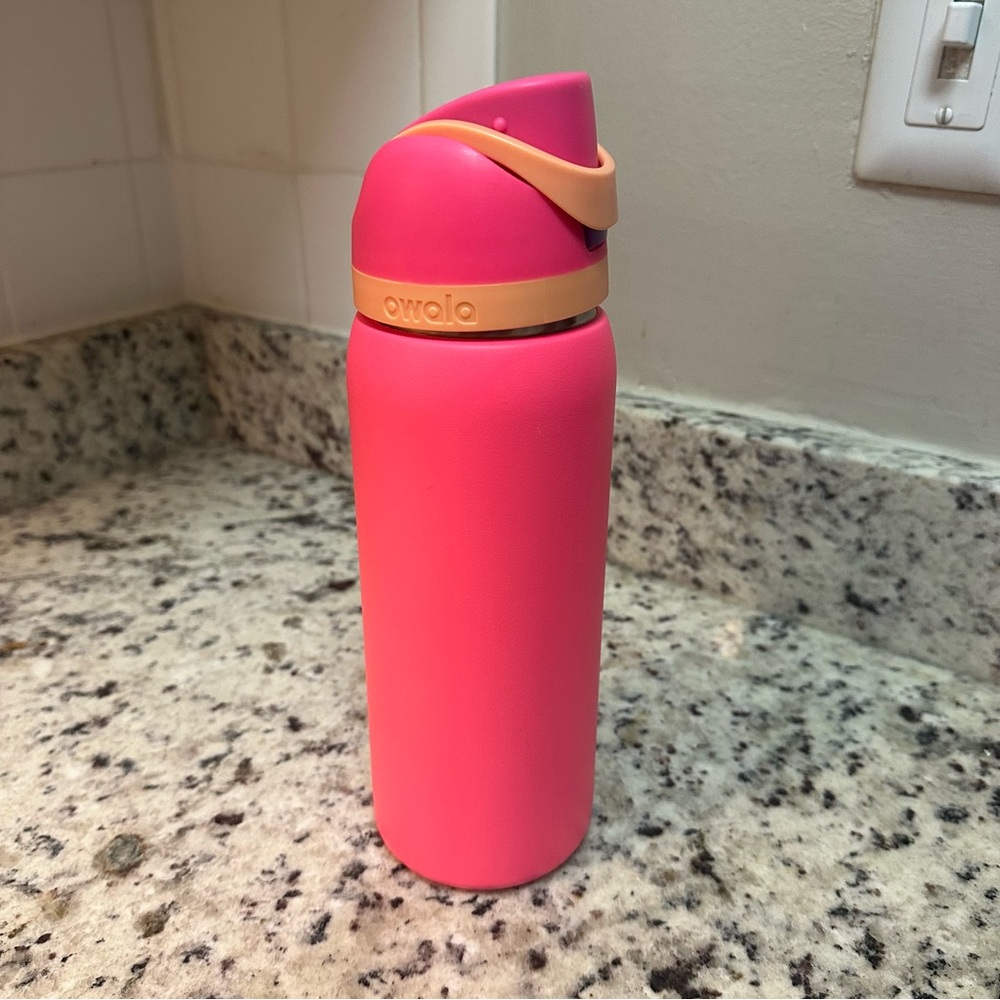 Owala FreeSip 32 oz hot pink with purple straw USED